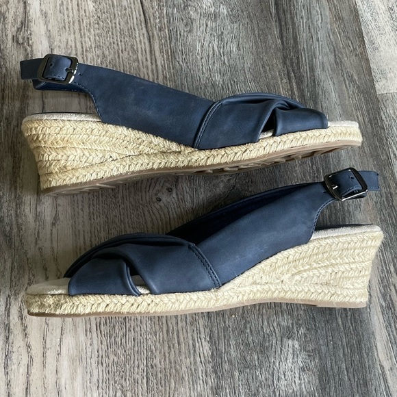 Easy Street Navy and Tan Low Wedge, size 7 - Picture 2 of 8